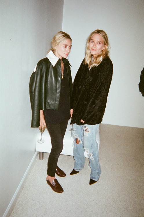 exgirlfriendclub:  Mary-Kate and Ashley at Elizabeth and James Spring 2014Photo by me, more on my blog.