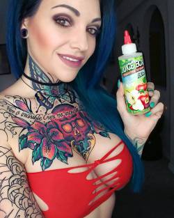 pandorablueofpblive:  #juicebox by @onemadhit captures the refreshing and crisp essence of the best Washington apple ejuice I’ve ever tried!! 🍎💨 #pandorablue #onemadhit #onehitwondereliquid #vapemadhatter #inkedmag #arsenicmagazine #forguysmag #ecig