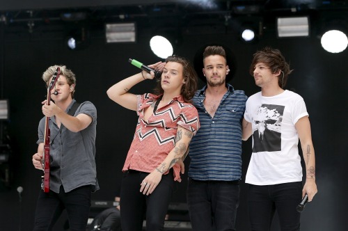 appreciatelouis: HQ UPDATED! - One Direction perform at Capital FM Summertime Ball