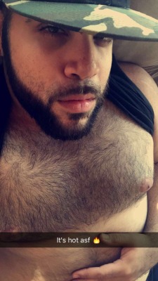 starscreamcub:  rnbprince25:  Lawn mowed, hot asl and feeling horny asf!! Help me Lort!!! 😣  gorgeous