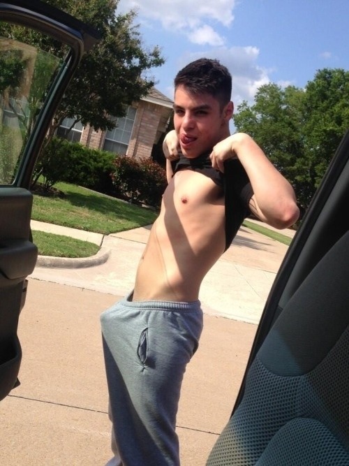 commandolover:  Hot men don’t need underwear: hot men go commando!  Hot
