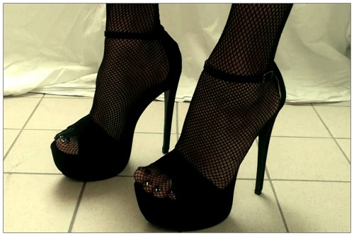dirtypervert:  One more of my feet in heels…