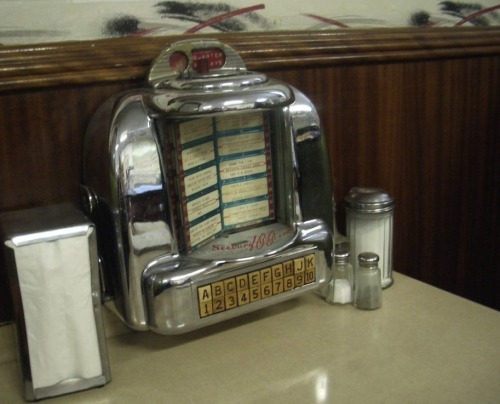 vinylaficionado:  I would go to more diners if they still had the Seeburg 3w1.