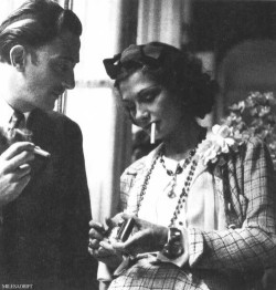 memoriasdeunlapiz:  Salvador Dalí y Coco Chanel disfrutando del cigarro juntos.  Grandes que juntos se vuelvn pequeños para sí mismos.