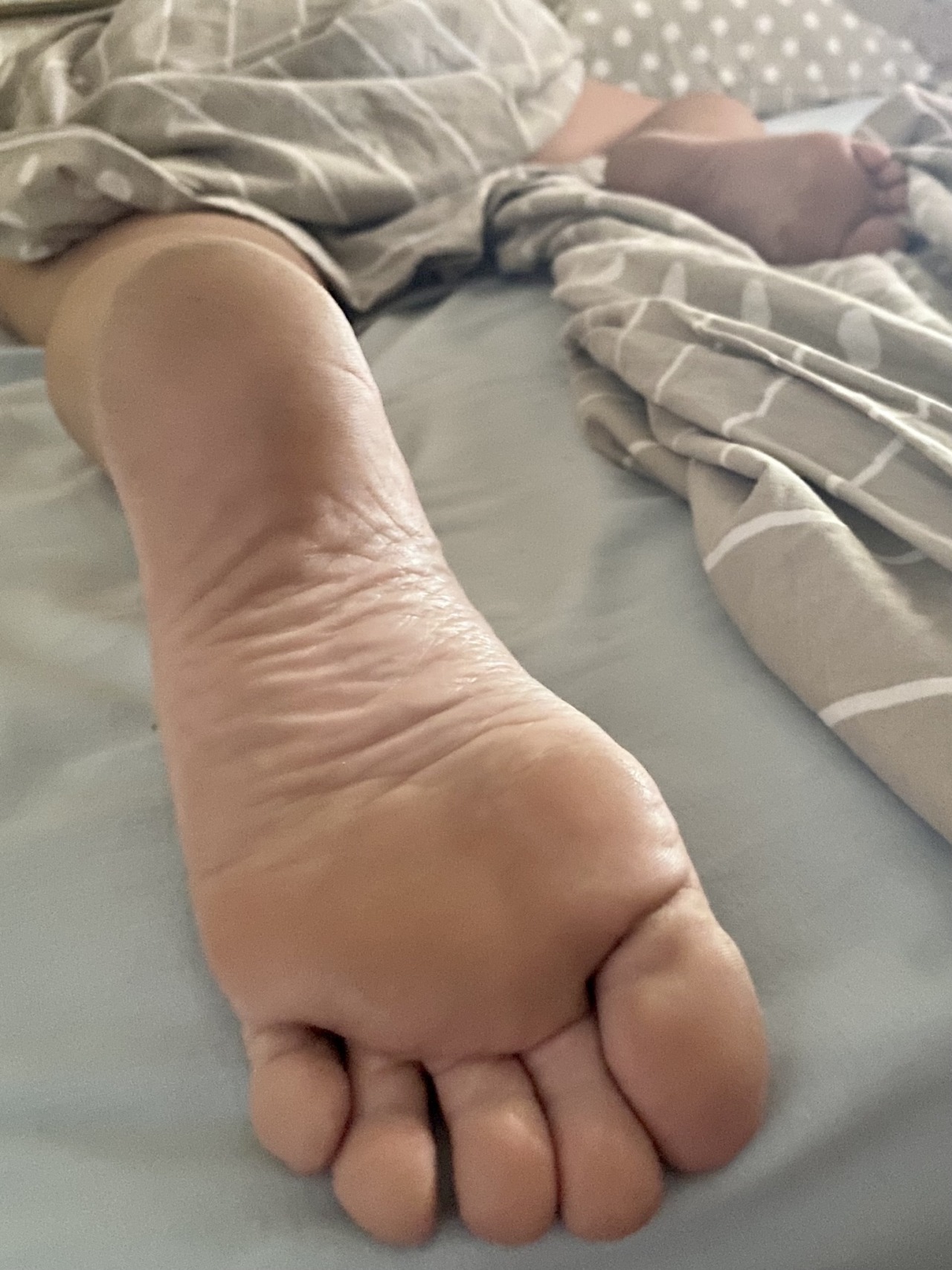 mylovelywifesfeet:A pretty view of my wife wrinkled soles on bed 🛌 Reblog are welcome 🤗 😉♥️