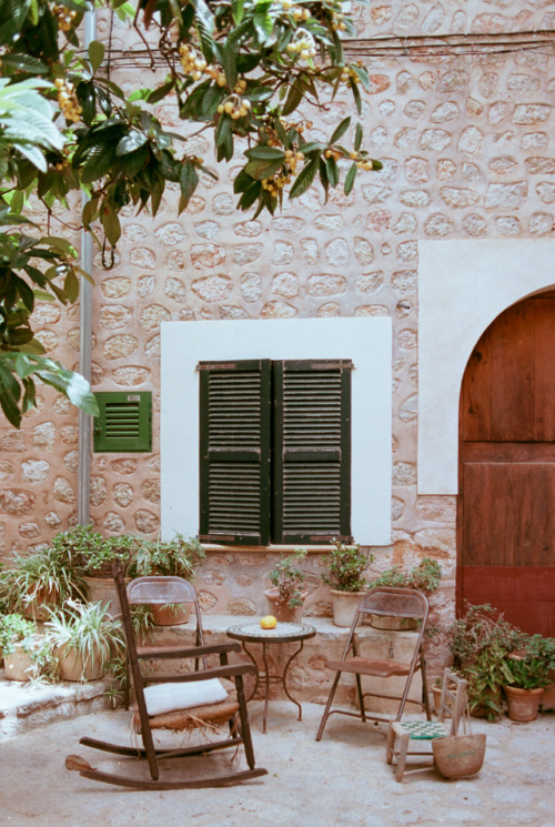 españa son los viejos en los bares de la esquina, los cafecitos bebidos durante las siestas, colores