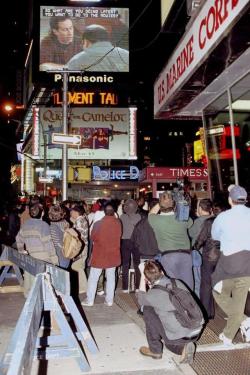 my-retro-vintage:New Yorkers stop to watch the ‘’Seinfeld’‘ finale in Times Square   1998