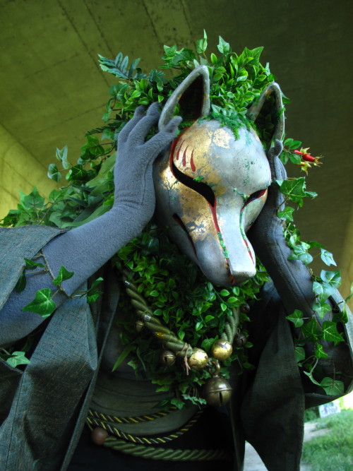 faolrougelune:Shida !Personnal suit. Polyurethane resin mask, acrylique paint, gold leaf, fake fur, artificial plants. Fleece glove (with artificial plants too)Curtain ropes and bronze bells.Pictures by @gayshi 