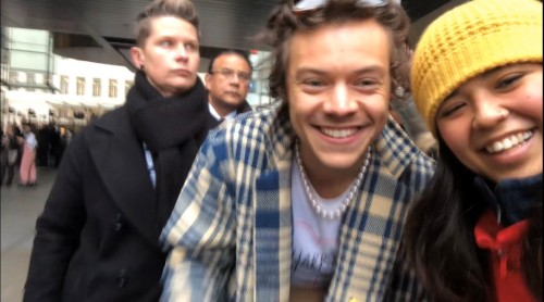 harrystylesdaily:Harry meeting fans in London today - December 18 (via @eggplant_milk)