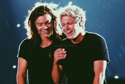 mirrorsbyniall: 24 Days Of Niall  Day 22: Niall and laughing bc of Harry Donate to Cancer Research U