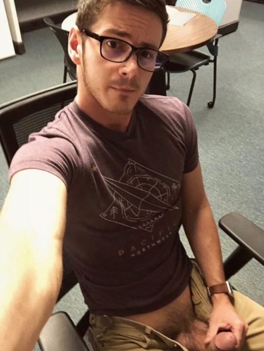 enigmamansworld: alanh-me:   thegaydrawer:   La sega   86k+ follow all things gay, naturist and “eye catching”     I love glasses! 