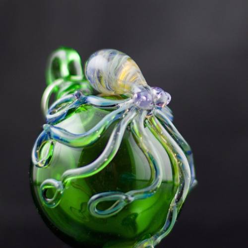 sosuperawesome:Hand Blown Octopus Ornaments by Full Blown Glass on EtsyBrowse more curated octopiSo 