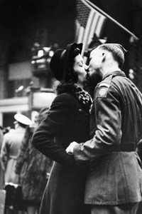 vintagegal:  Soldiers say their farewells at Pennsylvania Station New York,1943. Photographed by Alfred Eisenstaedt (via) 