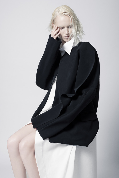 skt4ng:  “Proportion&quot; | Valeria Dmitrienko photographed by Damien Kim,