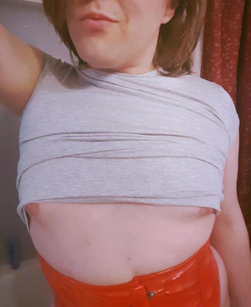 ta6769:  I got a bit flirty with a camera today. The return of my red waist cincher! Also, kinda looks like I have boobs. 