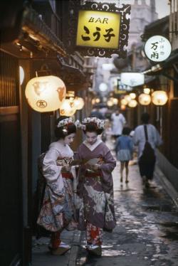 taishou-kun:  Two Maiko on their way to evening appointments in Kyoto, Japan - 1961 Photography by Burt Glinn (1925-2008) Source : Magnum photos 