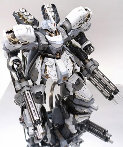 vinh-tee:  So coooool. http://gundamguy.blogspot.tw/2014/05/mg-1100-msn-04-snow-sazabi-custom-build.html?m=1