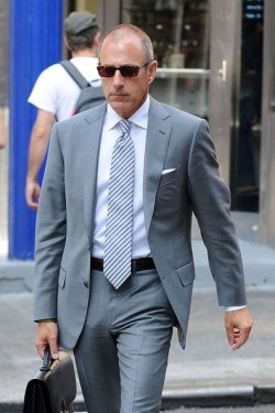 graypinstripesuit:  daddluvr:          Nice bulge Matt