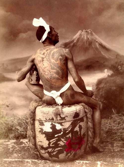 d-ici-et-d-ailleurs: ‘THE TATTOOED RUNNER – Taking a Break on a Cask of Sake 入れ墨’ (Photo publiée sur Flickr par Okinawa Soba) 