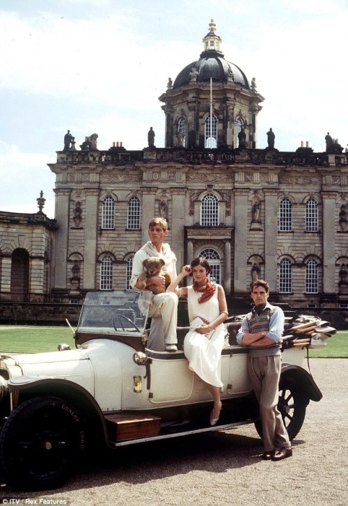 mote-historie:Anthony Andrews as Sebastian Flytewith teddy Aloysius, Diana Quick as Julia Flyte,and 