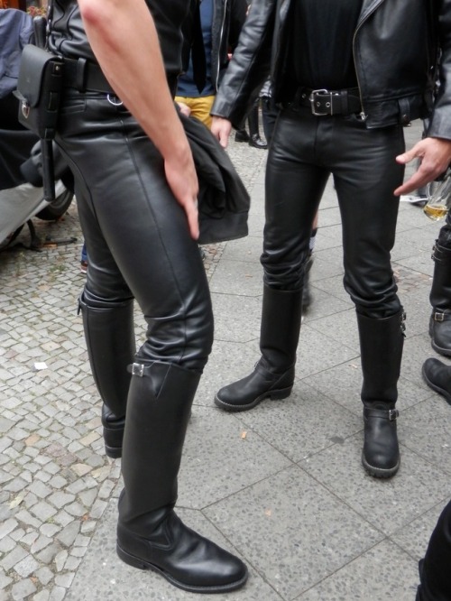 kyrbrlvr:amsterdamleather:Super leatherlegs at FOLSOM Berlin 2014So HOT