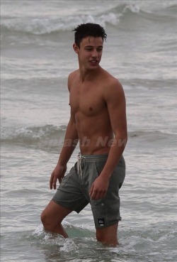 celebritycox:  Cameron Dallas bulging