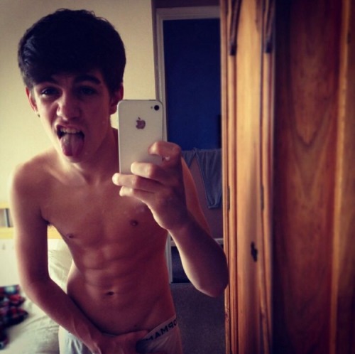 exclusivekiks:  19 yr old, Jake Sims from X-Factor (UK) boy band, “Stereo Kicks” gets exposed 💋💋💋 Follow me: http://exclusivekiks.tumblr.com/ 