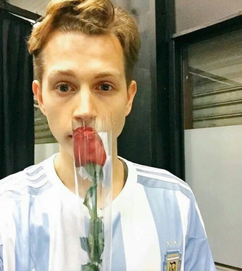 Happy birthday my bae, I have the pleasure of meet you, what an incredible soul, human and idol. Hav