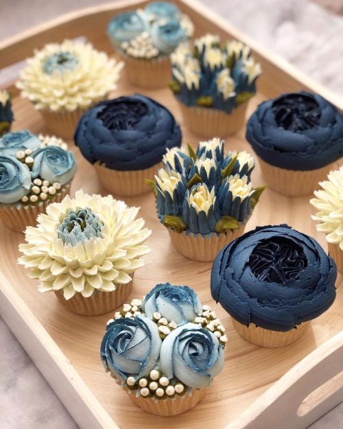 Wow! These blue blooming cupcakes are a buttercream dream! Made with love by @cakesbyjanetaylor.&nbs