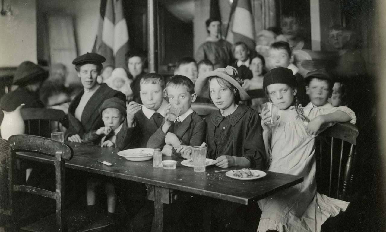 le-narrateur:Children eating in the cost-price restaurant at the Women’s Hall,