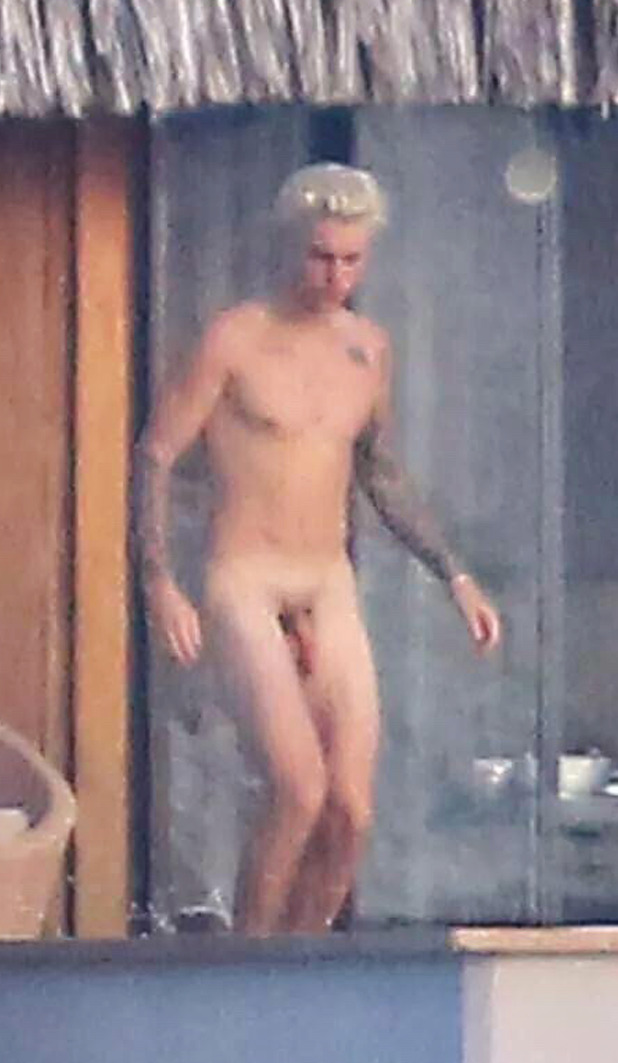 alekzmx:  Justin Bieber caught naked… but this time like for real, totally naked!