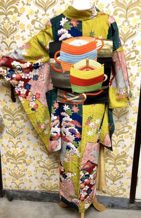 Though that kimono is a bit too busy to truly make it shine, that embroidered itomaki (silk bobbins)