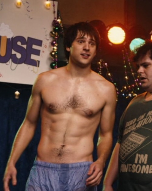 fat-male-celebrities:  Nicholas D'Agosto and his cute tummy