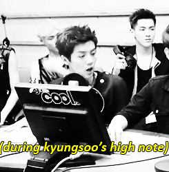 baekhyu-n:  luhan during kyungsoo’s and baekhyun’s high note  