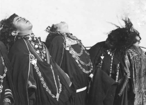 mydearalgeria:Algeria. Women from Oued Souf, dressed in traditional melhfa [Houli] and jewelry, danc