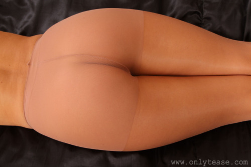 parker1492:  Sexy asses covered in pantyhose 