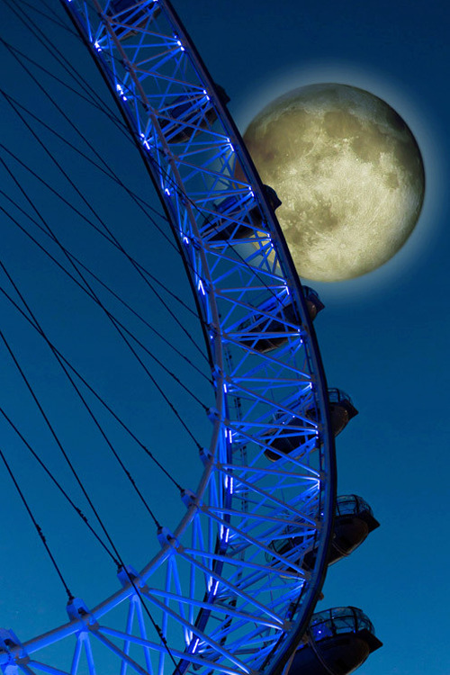 eroticadreams:redhairdoll:  fussyfella:  If you never been on the London Eye at night, you really should.  Have to put this on the list …  It already is….. Ü