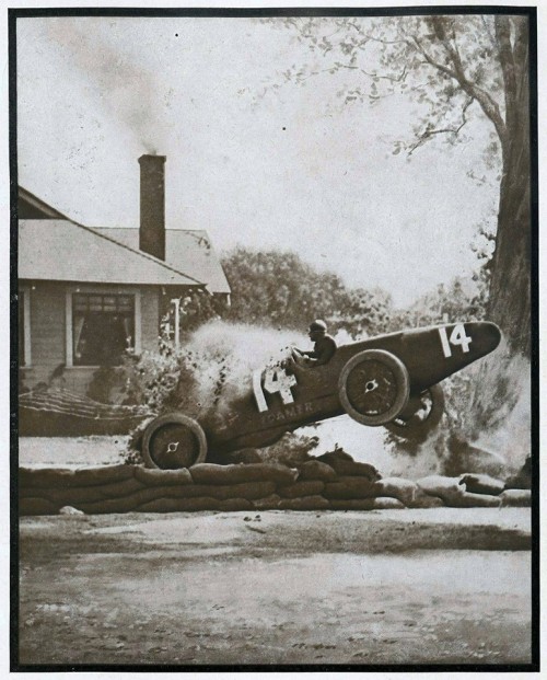 anyskin:  During the famous “Circuit Death” during races Santa Monaca Roscoe, Sarles missing its turn, crossed a barricade of sandbags and does no harm. “La Vie au Grand Air”, 15 june 1919