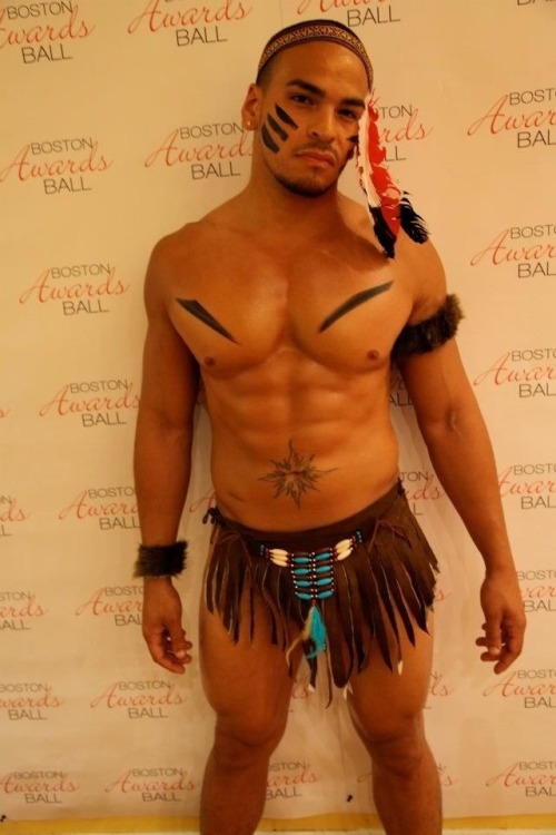 oscarraymundo:  Hot Dudes in Slutty Halloween Costumes (60+ More Photos) 