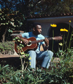 mertes4cker:  1970, Brazil’s Pele, one of the stars of the successful Brazil World Cup winning team of 1970, relaxes in a garden, playing his guitar (Photo by Popperfoto/Getty Images)