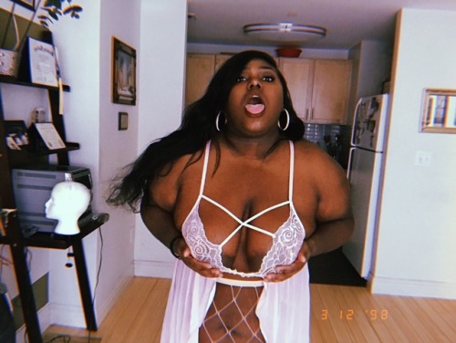 manivee: In an attempt to get more comfortable with my body and self image. Also testing out my trip