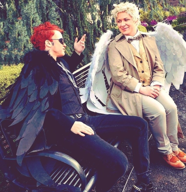 Gayngels in the park 🥰💖
Crowley - @waywardliege 
Aziraphale - @demonmilk