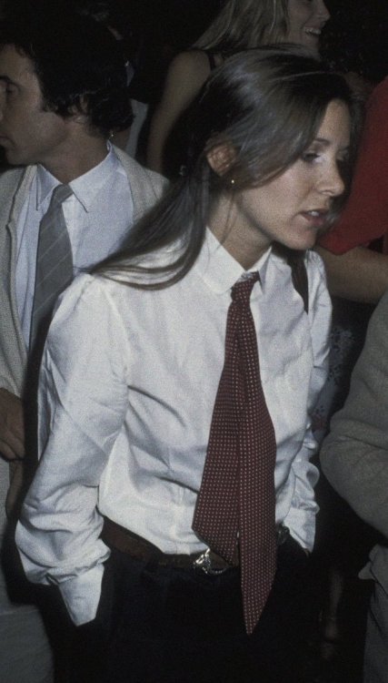 theorganasolo:Carrie Fisher in a suit