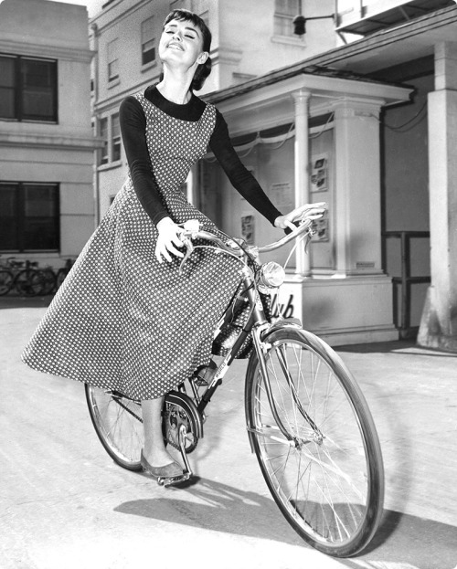 classicvintagecycling: Audrey Hepburn looking fabulous.