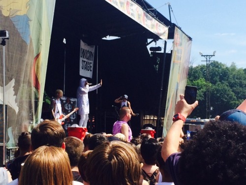 I fell in love all over again three times today. HLH and MMF. I must say there is just something attractive about Fronz in a white suit in 90 degree weather. 😍 Today was great, really wish Slaves would have fucking performed.