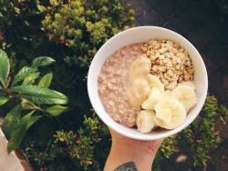 ahellonearth:  I don’t think I could ever get tired of oats and muesli breakfast bowls…