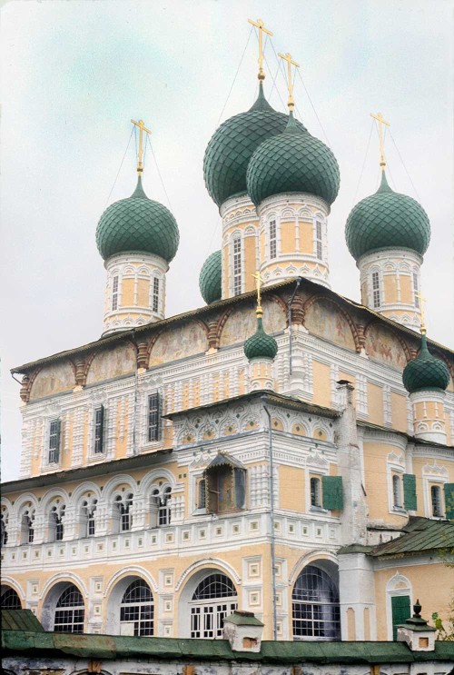 Resurrection of Christ Cathedral (Tutayev, Yaroslavl Oblast):South-west view, with the bell tower an