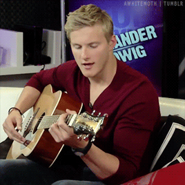 awhitemoth:    Alexander Ludwig Talks VIKINGS & Shows Off Musical Talents!  (X)