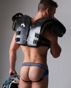 An Alpha in his football gear. Which faggot wants to smell his musky jockstrap first? 