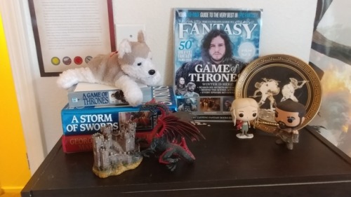 Part of a shelfie 📚 I found the decorative plate at a Goodwill and I think it fits perfectly with all my asoiaf stuff. 